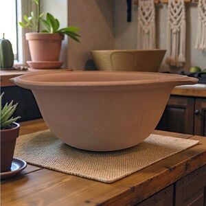 The Pampered Chef Tan Serving Bowl